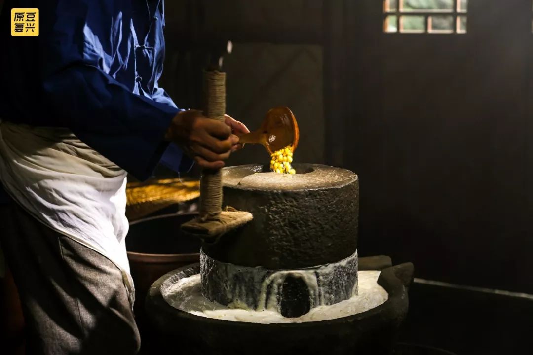 精选的黄豆,经泉水浸泡一夜后苏醒,变得圆润饱满.