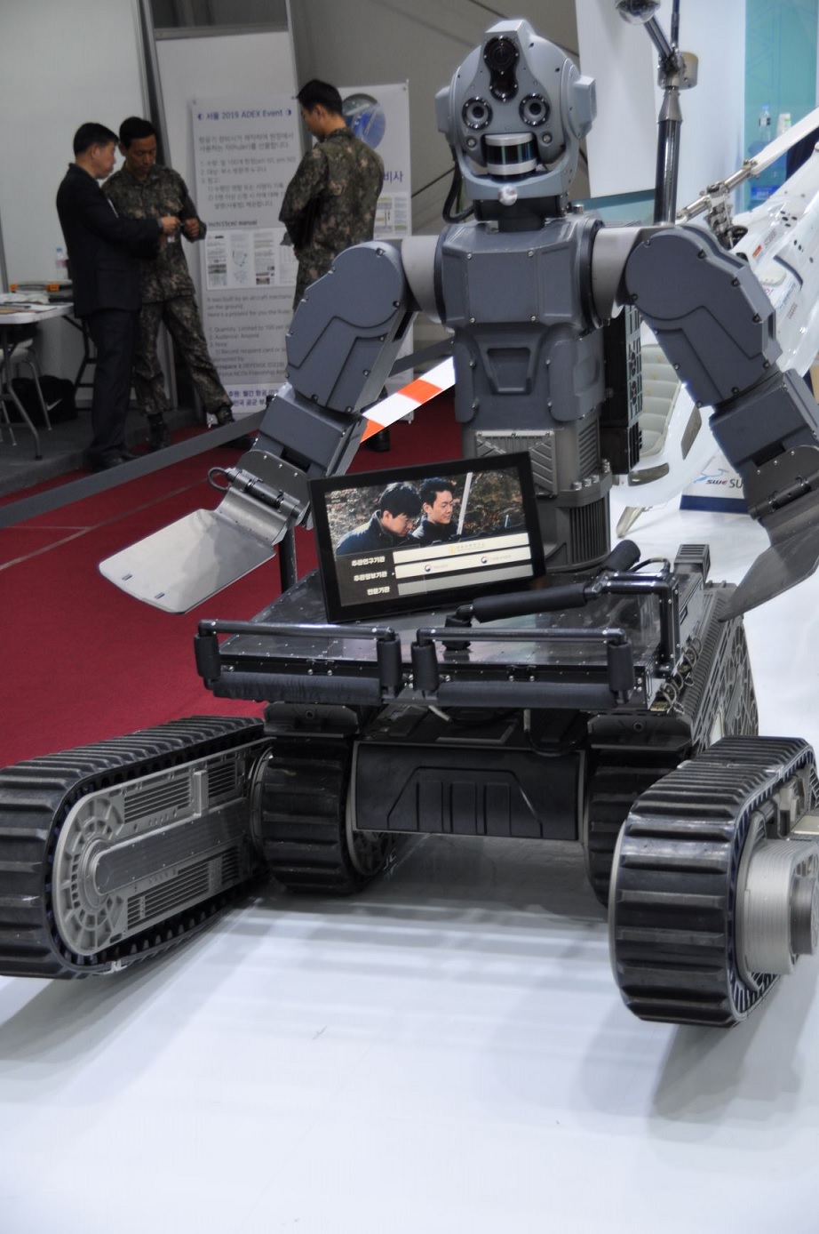 韩国自研多功能机器人亮相 外形酷似星战机器人