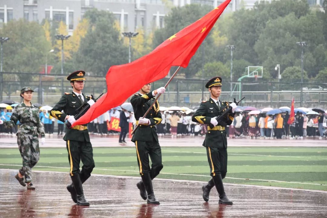 直击校运会开幕式雨中运动会哪家方阵最得你心