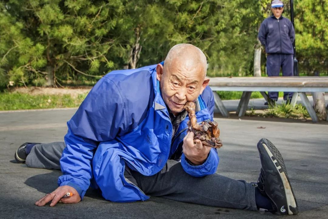 北京大爷用行动告诉你年龄不算啥