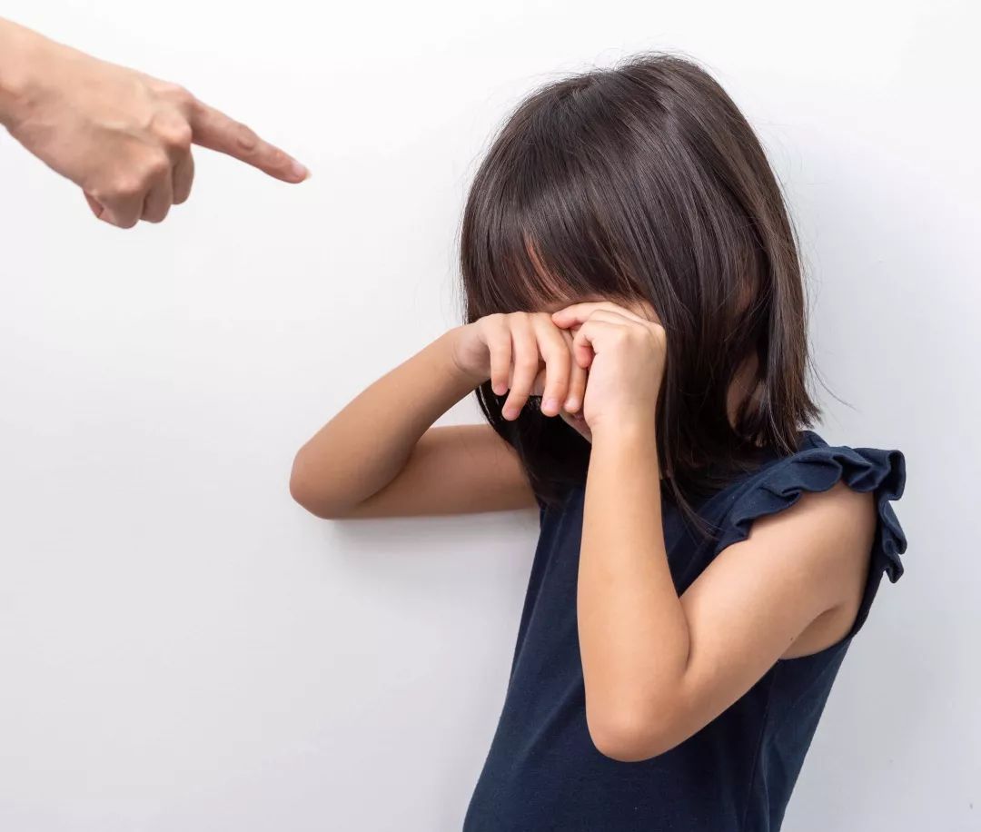 "妈妈,求你别再骂我了"哈佛医学博士:语言暴力会改变大脑结构,对孩子