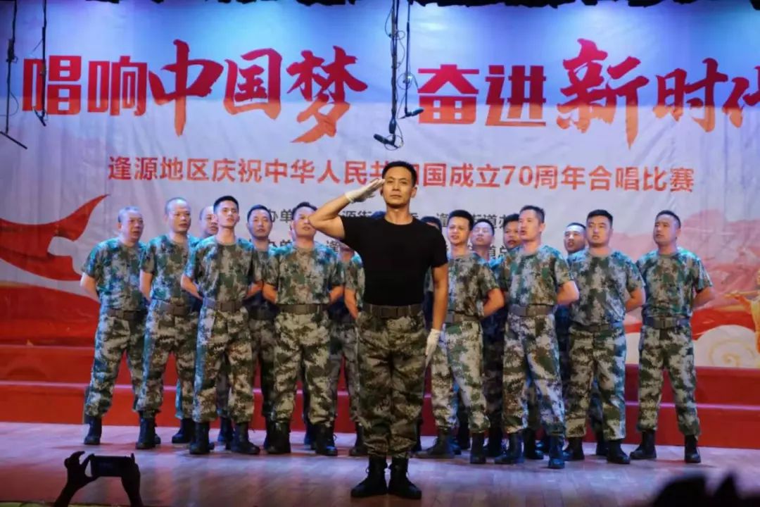 逢源街退役军人合唱团获"团队最佳人气奖"!_舞台效果