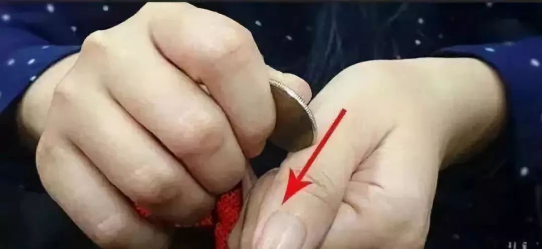 用硬币刮"这里",不到3天,五脏六腑的毒素就._刮痧