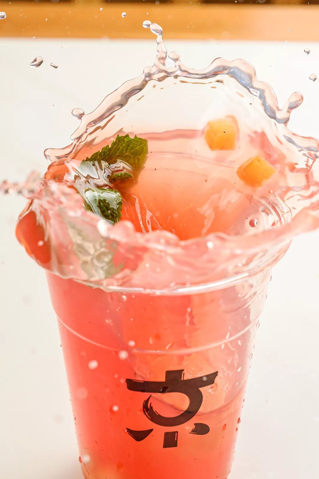 阳山蜜桃乌龙冰茶■先用吸管啖一小口,感受观音王茶的原味.