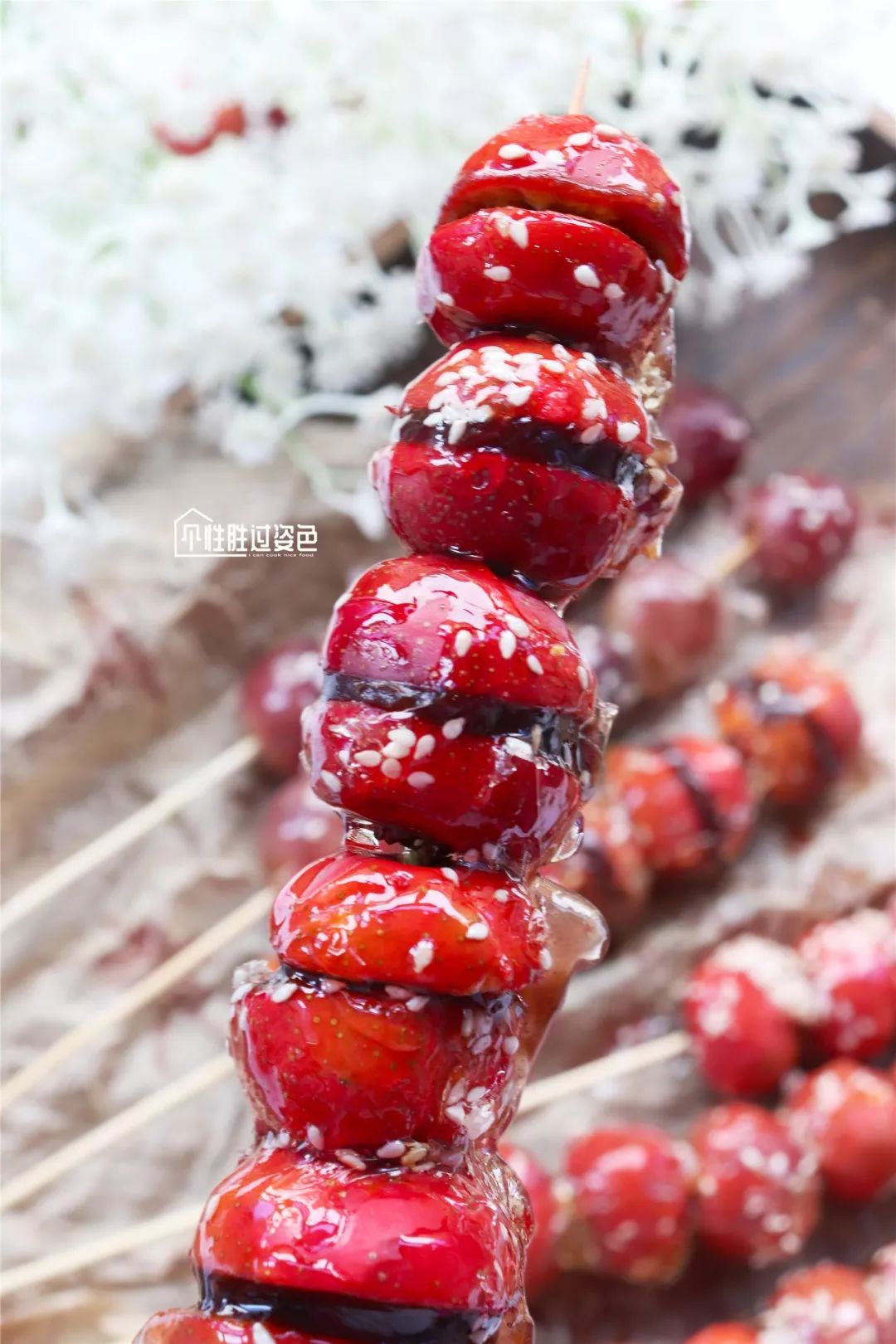 3块钱1斤的山楂裹上糖稀做成冰糖葫芦酸甜可口硬脆不粘牙成本不到10元