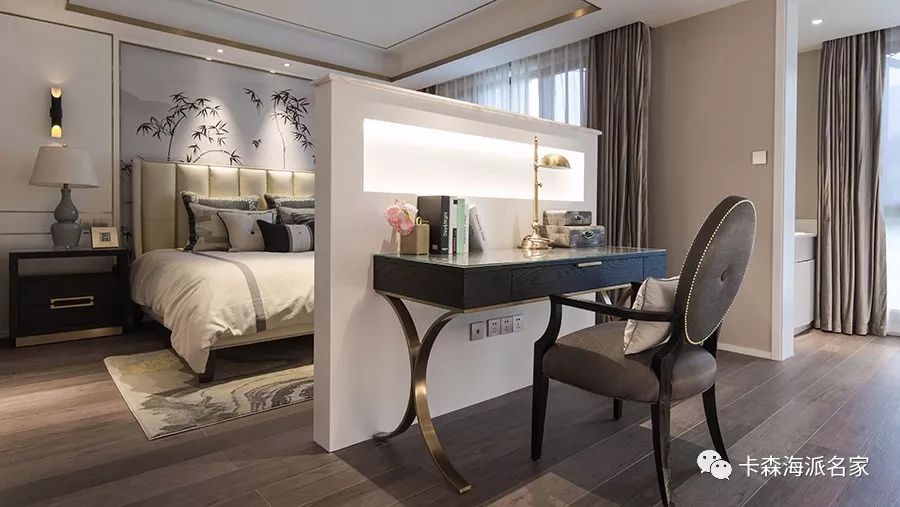 别出心裁的在床尾处设置了屏风隔断,放上书桌,作为工作区或者女主人的