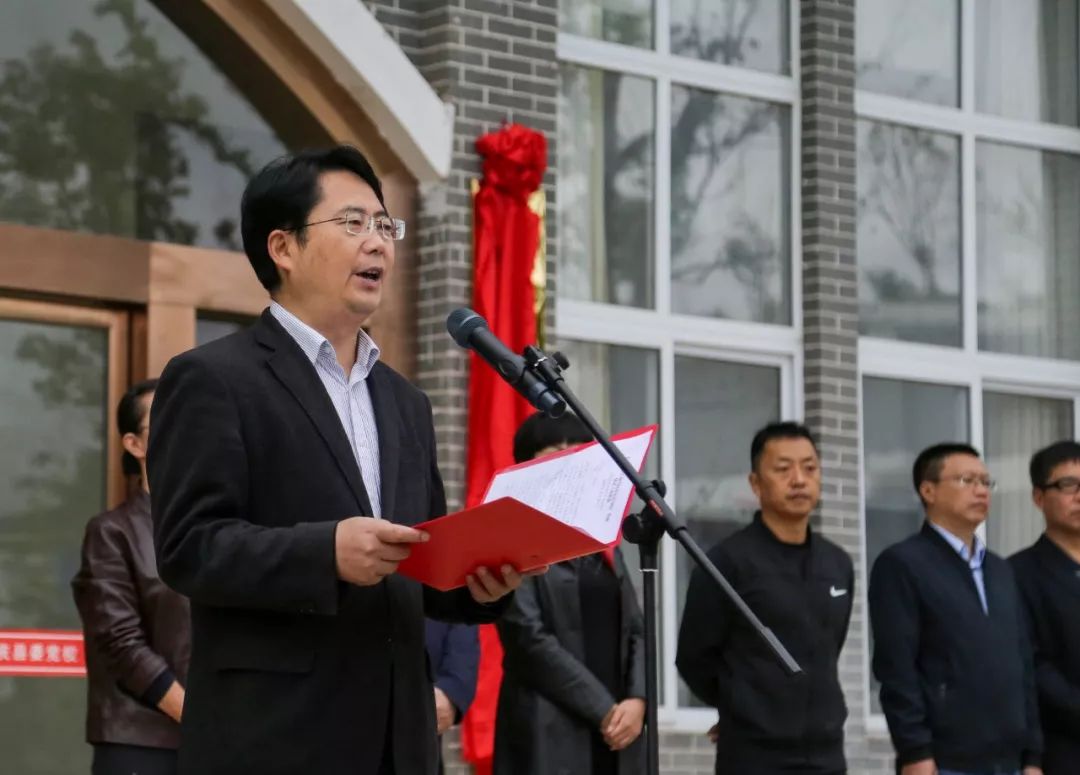 市委党校副校长姜何卫和县委书记令狐绍辉参加仪式,并共同为遵义干部