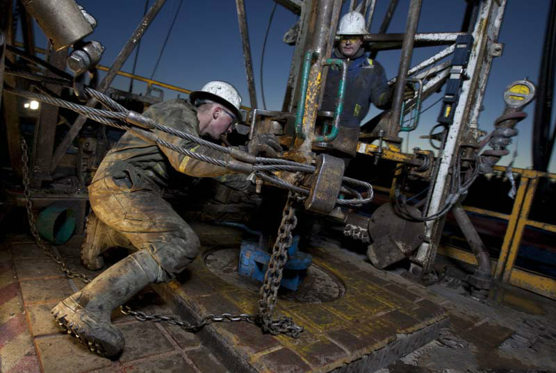 图为水暖工 ,在美国水管工是典型的蓝领,他们常常要蜷缩在房子下的污