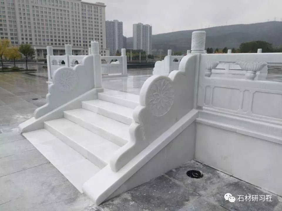 汉白玉大理石玉砌朱栏华丽如玉