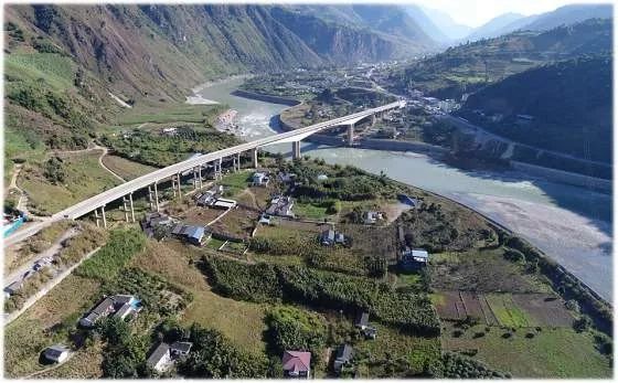 瓦贡公路瓦窑至六库段早已改造完成二级公路,288千米的六库至丙中洛段
