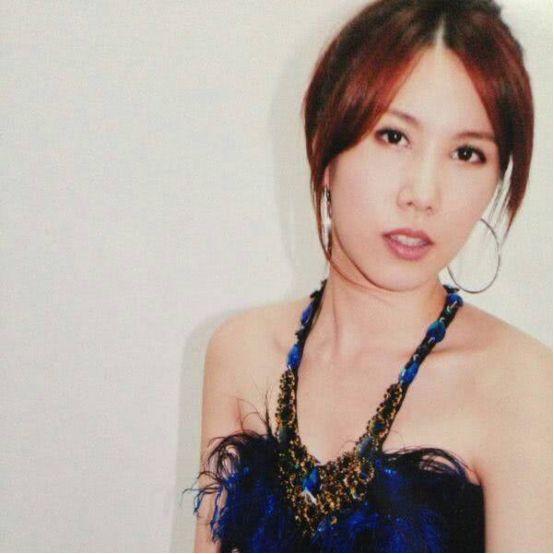 余苑绮是台湾著名歌手余天与李亚萍的二女儿,头顶星二代的光芒令她一