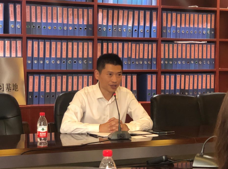 在交谈中,张年雄校长提到学生成长过程中,要积极创造条件,鼓励和支持