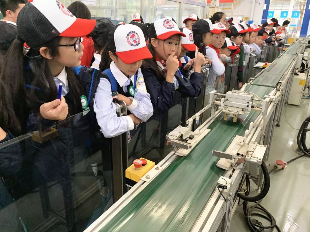 草西动态探秘工业科技用创新火种点燃生命德之馨年级分校秋季研学纪实