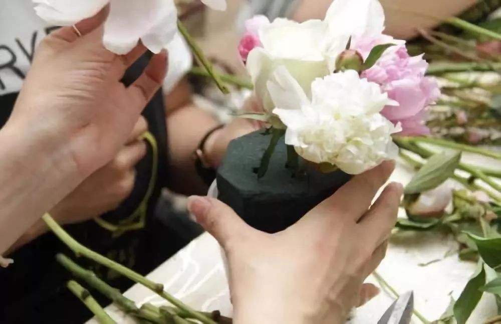 师,为现场花艺爱好者带来花卉艺术领域独特的理解与专业点评,手把手