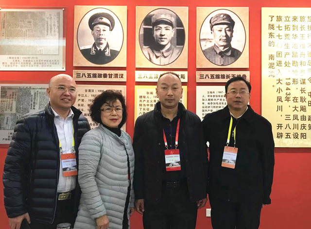 珠延会领导耿岱(左3)黄文艺(左1)乔润芳(左2)参观时在耿飚同志的展板