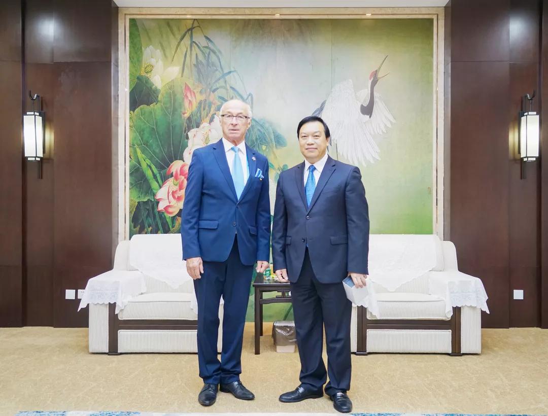 央视著名主持人韩乔生和罗宏涛担任现场解说.