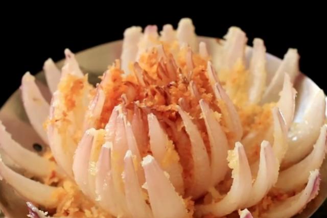 农村媳妇用油炸洋葱,看得我火冒三丈,出锅那一刻,颜值也太高了