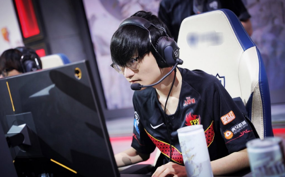 lol:fpx小天学历惊人,人大附中毕业妥上清华,追随明凯走上lpl
