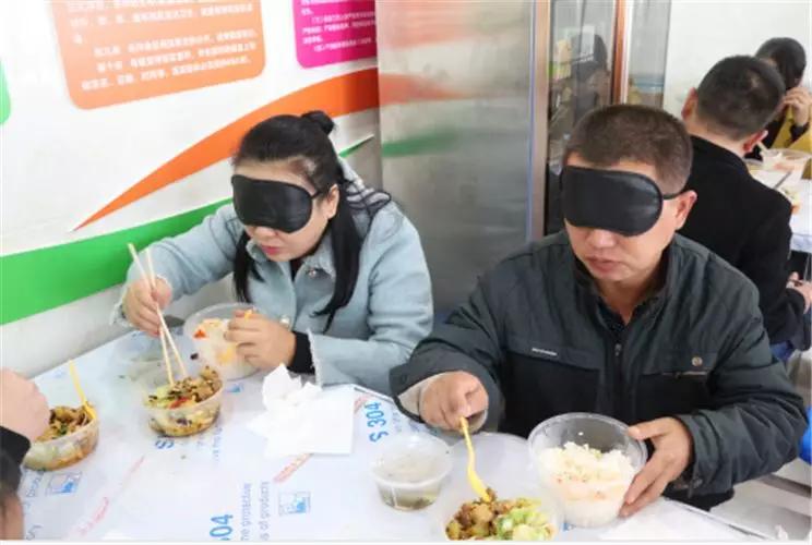 盲人老师来筠连授课让很多人学会了定向行走