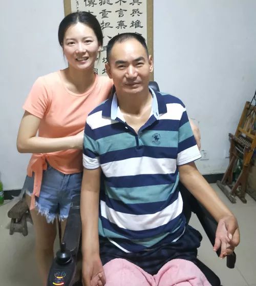 从6岁时起,黄凤就面临着父亲高位截瘫,母亲改嫁,奶奶患有眼疾的困境.