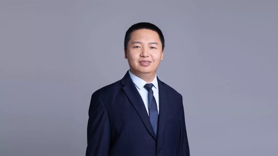 高振刚认为这个答案是"企业微信".