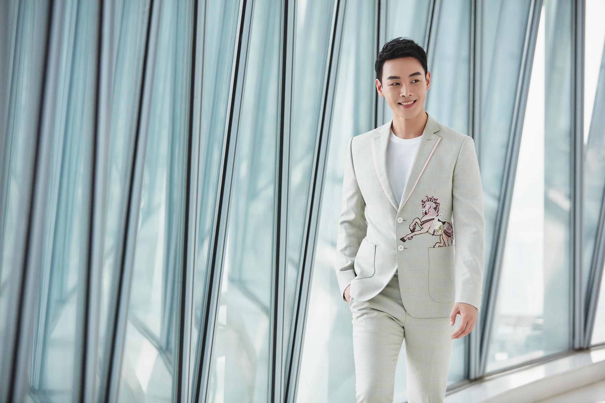 马子洛亮相电影太阳升起的时刻首映礼浅色西装优雅帅气