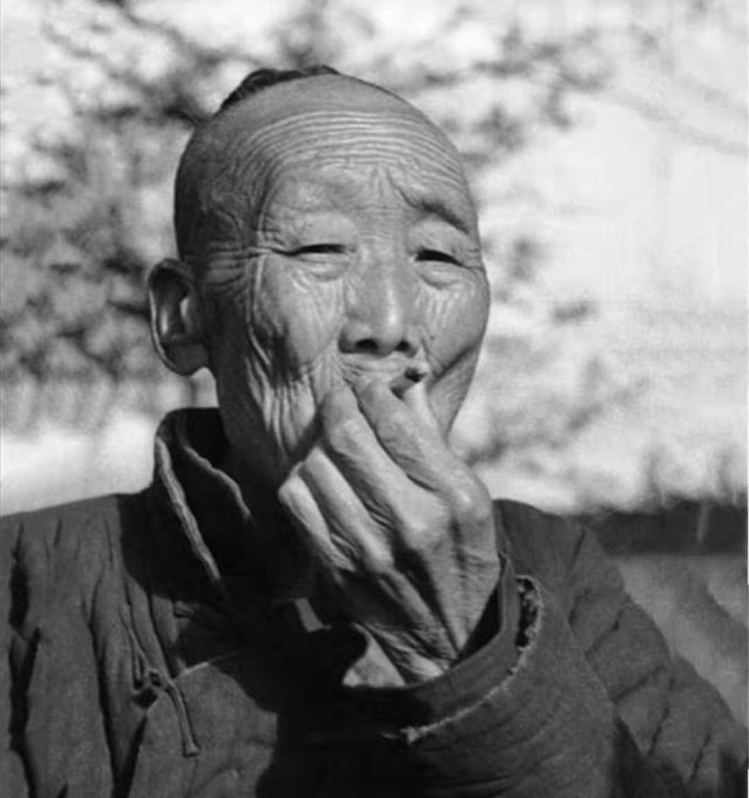 清末老照片,抽烟的太监,腰挎宝剑的侠客,图七带刀护卫英姿勃勃_清朝