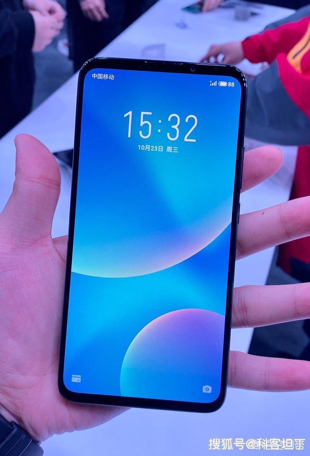 在定位方面,魅族16t大屏娱乐旗舰,依旧是家族式设计,屏幕尺寸达到了6.