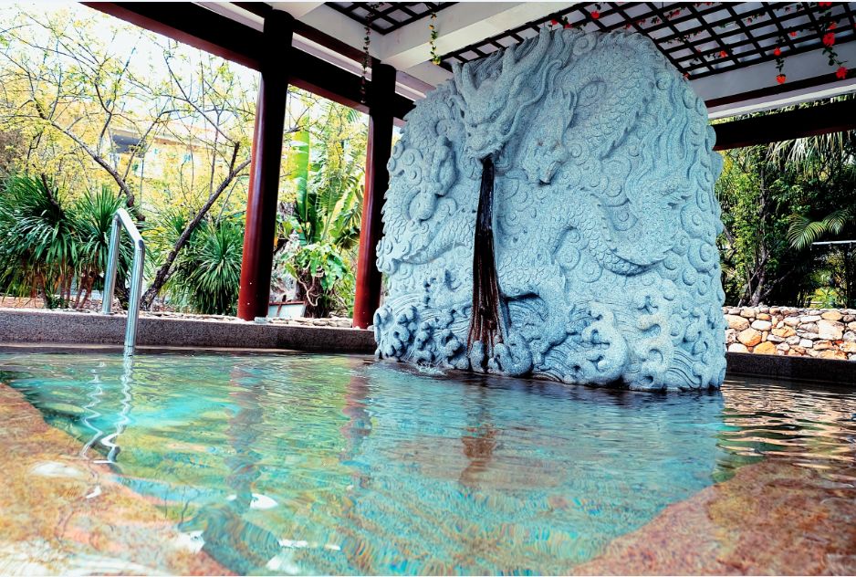 東方國旅海豐蓮花山度假村龍鬚溫泉雞鳴寺大型蓮花夢幻激光秀水幕電影