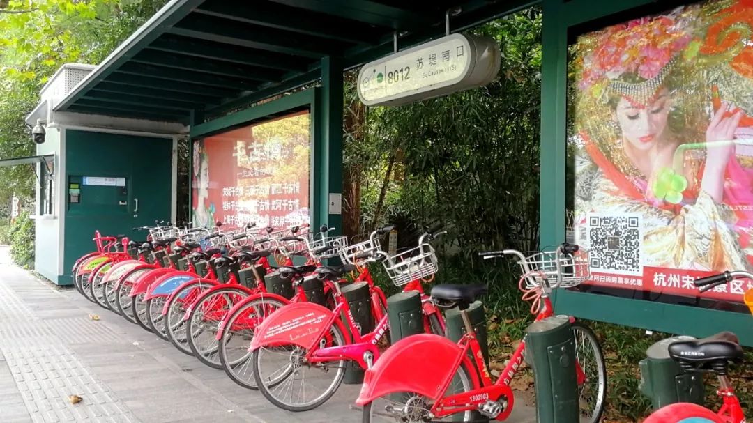 2008年5月1日,杭州公共自行车项目在西湖边的少年宫广场启动,61个服务