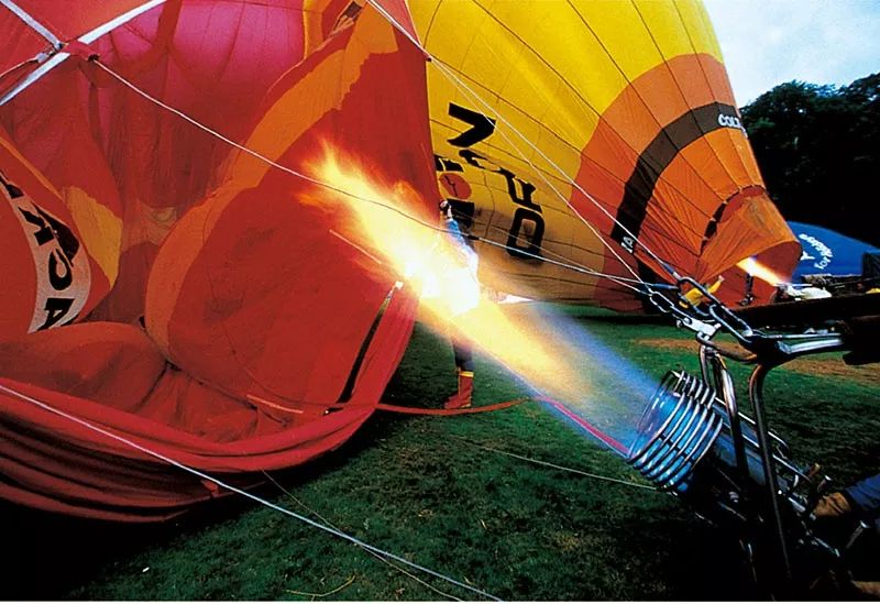 热气球中的空气通过火炉加热,火炉用液体甲烷作为燃料.