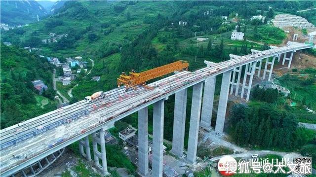 成贵高铁动检车25日过镇雄时速220千米昭通3新修高速年底通车