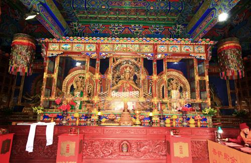 据说当年菩萨顶重修大文殊殿时,工程进展十分顺利,但是在塑造文殊菩萨