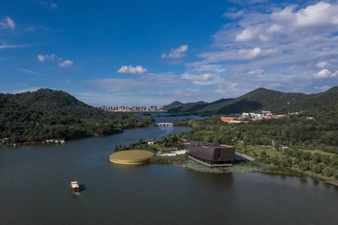 背靠原生态森林,无须刻意去拉近和绿色空间的距离,闻江园,随时可以深