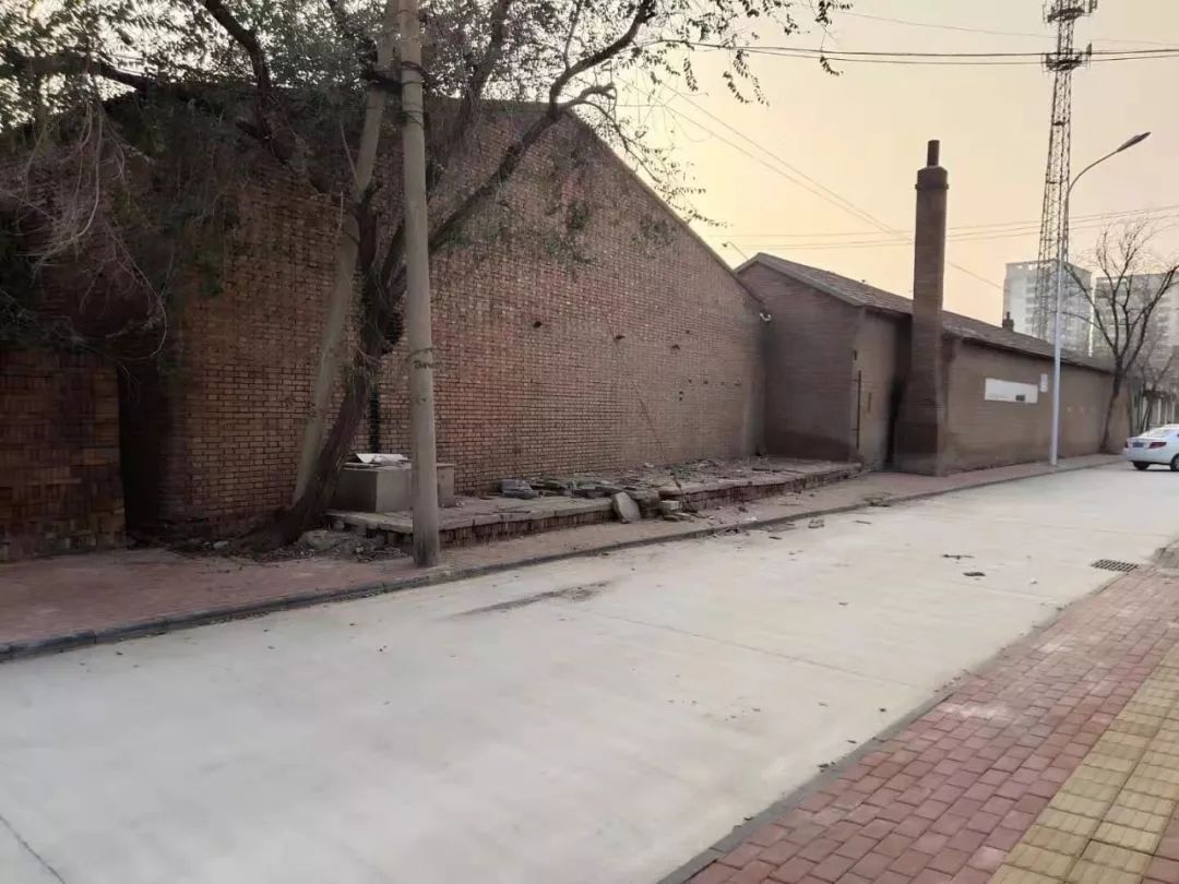 杨村街道拆除华延里外侧违法建设我街道收到群众信访信件后领导高度