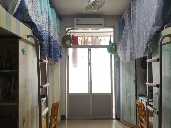 ",1人获得"优秀干事"二等奖,1人被评为"三好学生",2人获评重庆文理学