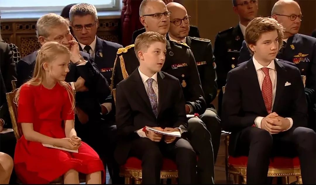 比利时公主满18岁首次演讲台下国王夫妇为女儿自豪眼神真感人