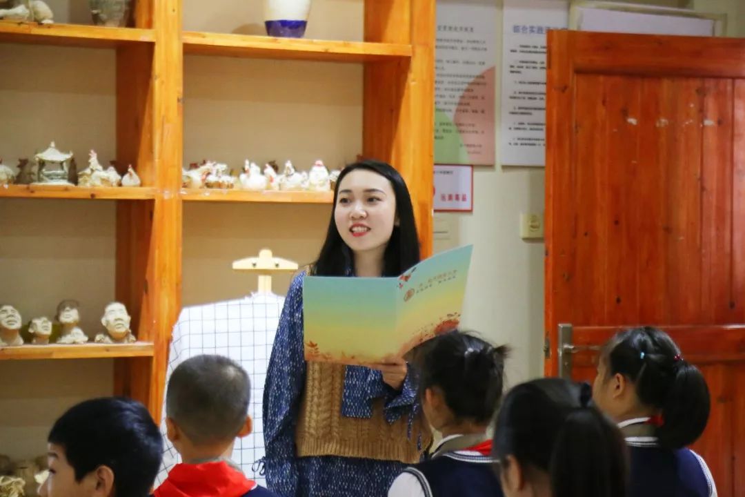 望城区砂子塘新世博小学尹琳月老师和泰禹小学美术组青菁老师进行了