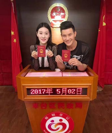 2017年5月2日,谢孟伟与妻子郭珊珊领证结婚.同年10月,两人的儿子出生.