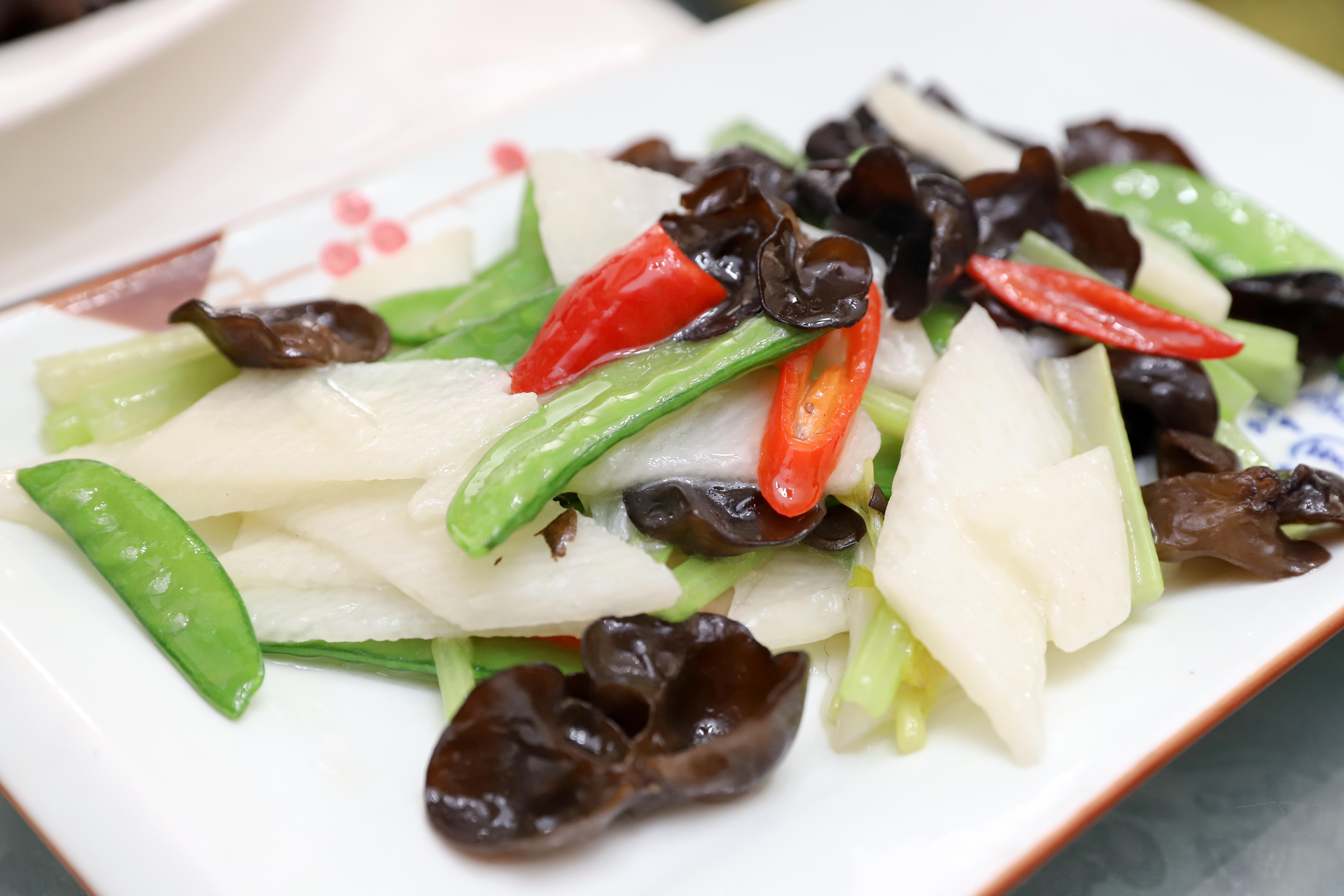 剩下还有油滑香嫩的手撕鸡 香浓料足的闽南沙茶锅 清新爽口的淮山木耳