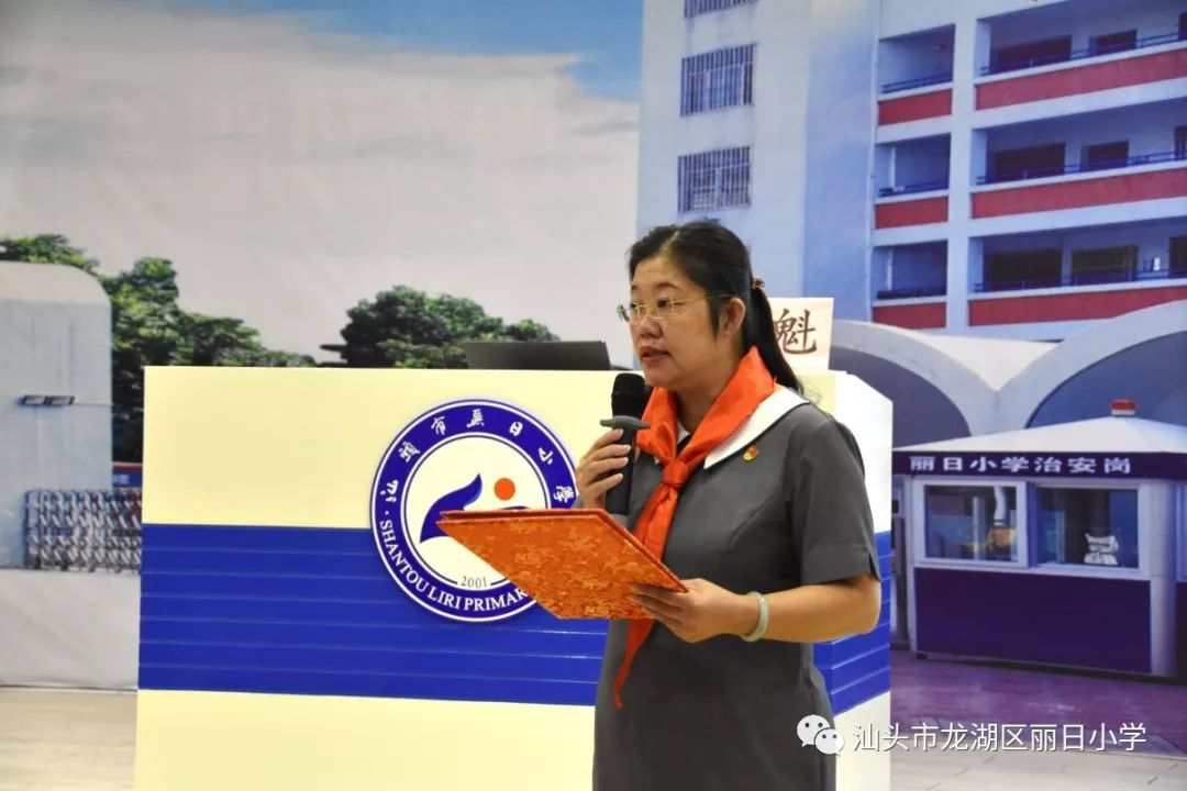 林映玲校长代表全体师生感谢原魁教授的本次丽日科普之行少先队代表以