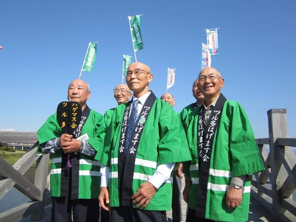 日本惊现"秃头协会":80名男子全员脱发,网友:终于找到组织了!_光头