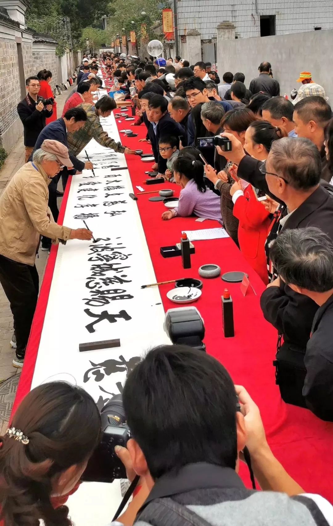 百米长卷在慈城现场书写——中华慈孝节书法篆刻系列活动今天举行