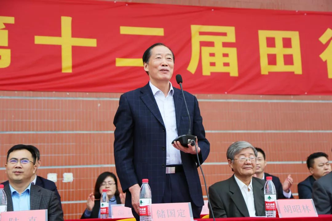 学生刘欢代表运动员宣誓在庄严的升国旗仪式之后,校长石秀和致开幕辞