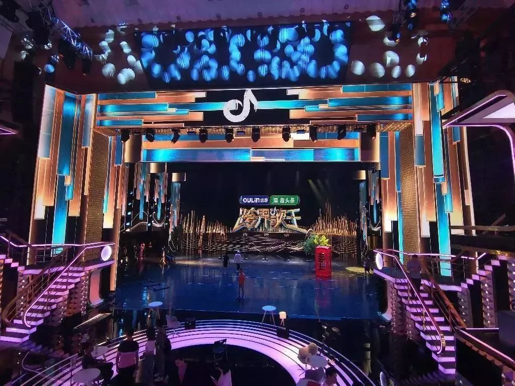 北京卫视跨界歌王第四季重磅回归筑梦灯光千台电脑灯营造梦幻视效