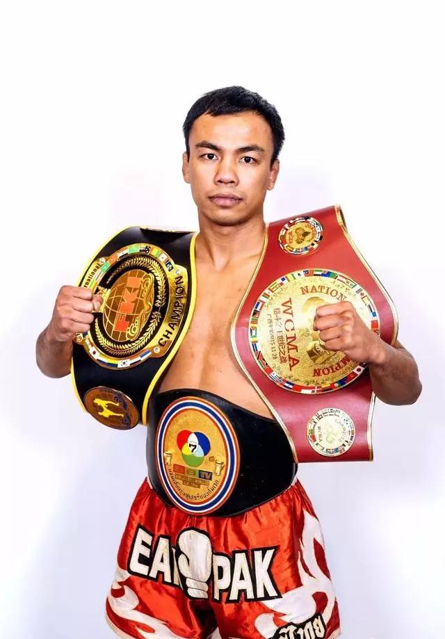 作为赛坤霹雳的对手,"皖北浪子"邓虎是一位散打系转型的高手.