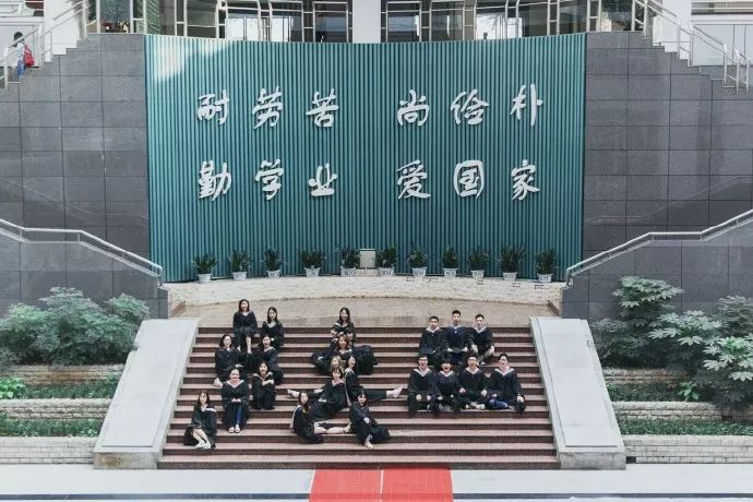 爱国家"自然而然地内化为自己的人格,从踏进校门的那天起,这既是校训