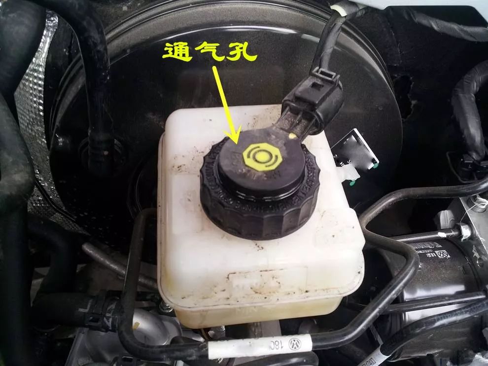 第一个渠道就是刹车油盒上面的加油口盖.