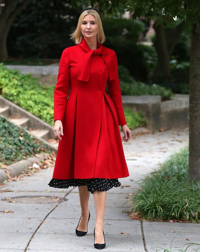 伊万卡独自带娃上街更精致红色大衣配碎花裙美得不像孩子妈