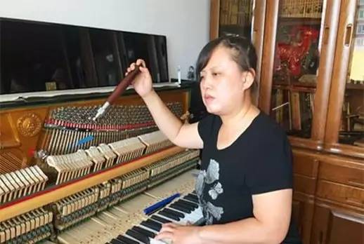 2004年出版《陈燕:耳边的世界——中国第一位女盲人调律师的自传》她